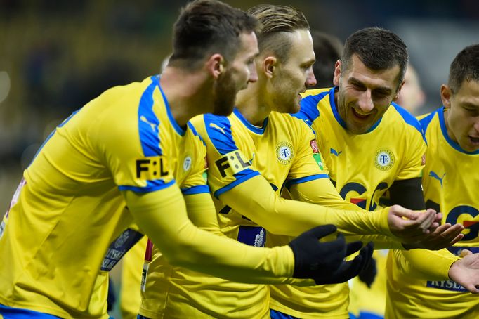 17. kolo Fortuna:Ligy, Teplice - Liberec: (zleva) David Vaněček, Jakub Hora a Admir Ljevakovič oslavují gól Teplic na 1:0.