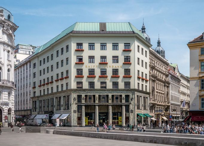 Looshaus na Michaelerplatz ve Vídni, který byl postaven v roce 1909.