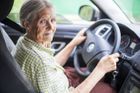 Povinné lékařské prohlídky u řidičů-seniorů jsou v Česku moc mírné, míní odborníci i někteří lékaři