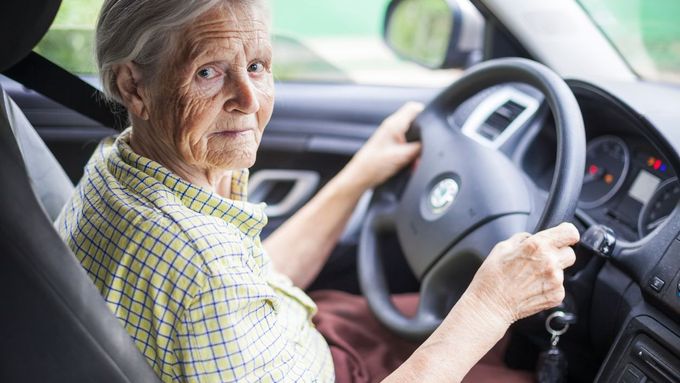 První prohlídku má řidič- senior absolvovat těsně před dovršením 65. narozenin. Někteří lékaři si myslí, že je to příliš pozdě.