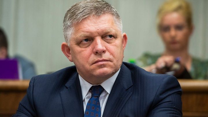Začala jste válku, kterou nemůžete vyhrát. Fico po raziích hrozí z auta Čaputové