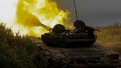 Ukrajinský tank pálí na ruské pozice.