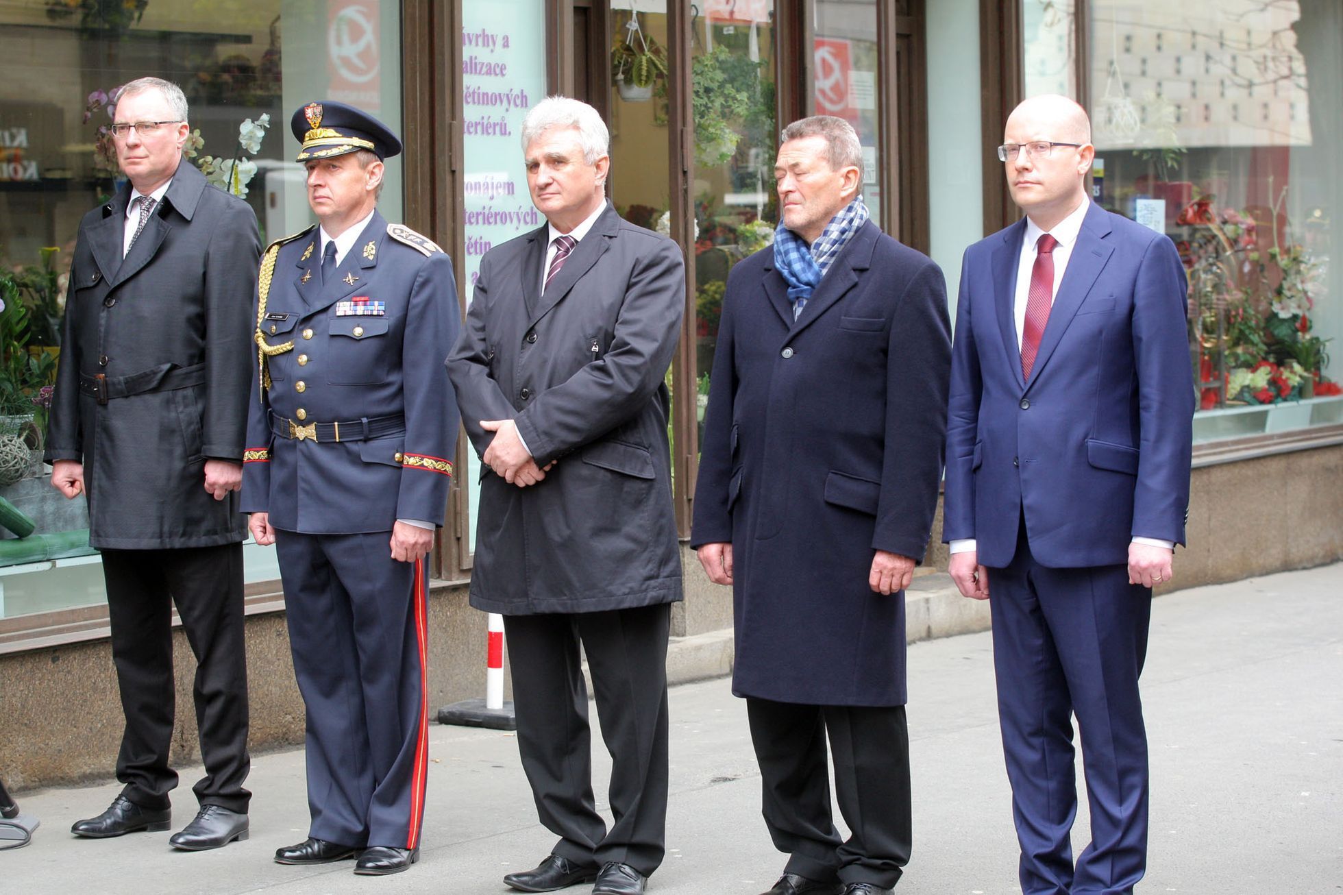 Sobotka u rozhlasu klade věnec