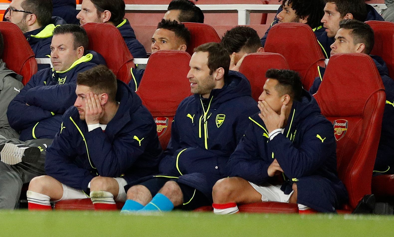 Alexis Sánchez a Petr Čech na lavice Arsenalu