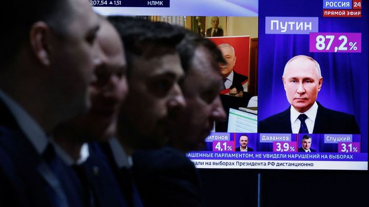Vybombardujme Ukrajinu, pak půjdeme dál. Televizní propaganda v Rusku přitvrzuje