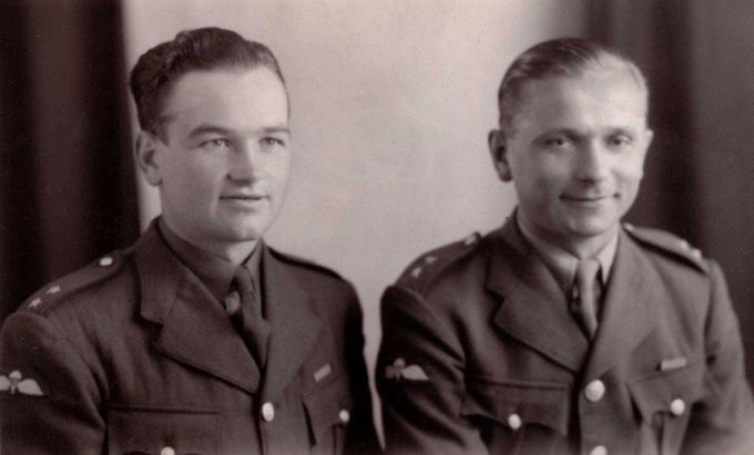Nerozluční přátelé Jan Kubiš a Josef Gabčík - paraskupina ANTHROPOID - před odletem do okupované vlasti (prosinec 1941).