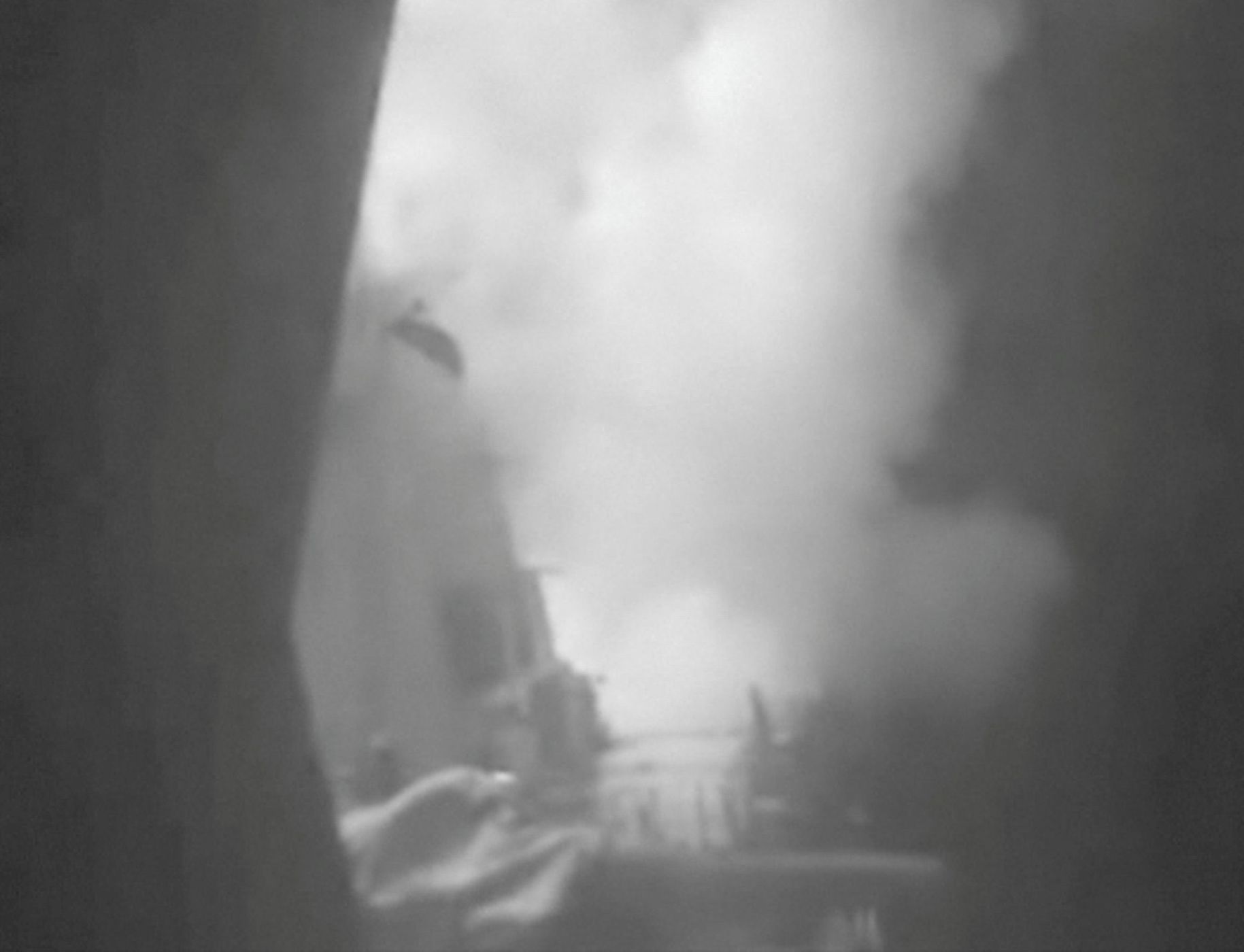Snímek z paluby lodi USS Nitze. Střela s plochou dráhou letu Tomahawk letí směrem k Jemenu.