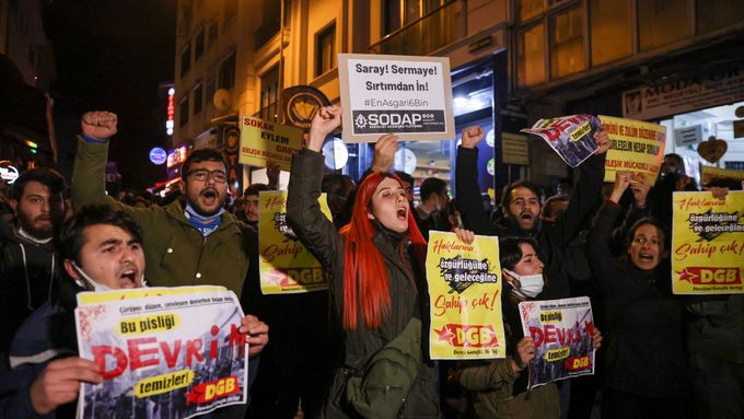 Lidem vadí rostoucí životní náklady. V listopadu vyšli demonstrovat do ulic Istanbulu i Ankary.