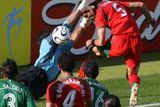 Mexický gólman Oswaldo Sanchez (v modrém) likviduje šanci Rahman Rézaie z Íránu (vpravo).