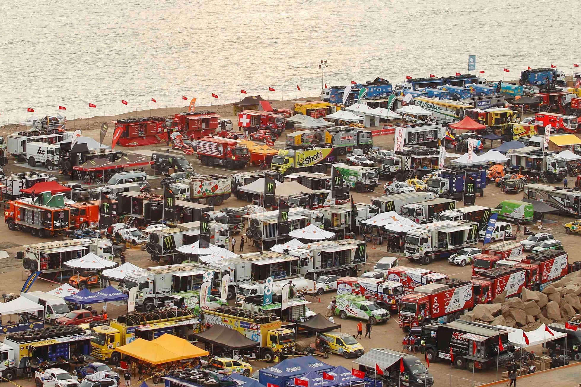 Přípravy na start Dakarské rallye 2013 (Parc fermé)