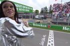 Video: Co to dělá? Zmatená modelka odmávala závod formule 1 v Kanadě o kolo dřív