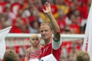 Fotbalista londýnského Arsenalu Dennis Bergkamp se svou dcerou v náruči se loučí se svou kariérou v exhibičním zápase Arsenal - Ajax na novém stadionu Arsenalu v Londýně.