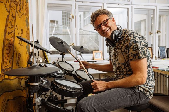 "Většinu času jsem zalezlý ve své ulitě u počítače," přiznává Hartl. Ve své kanceláři má i elektronické bicí, ale každý den si na ně zahraje jen asi pět minut.