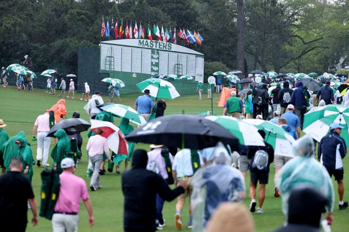 Druhé kolo golfového Masters přerušila bouřka a popadané stromy.