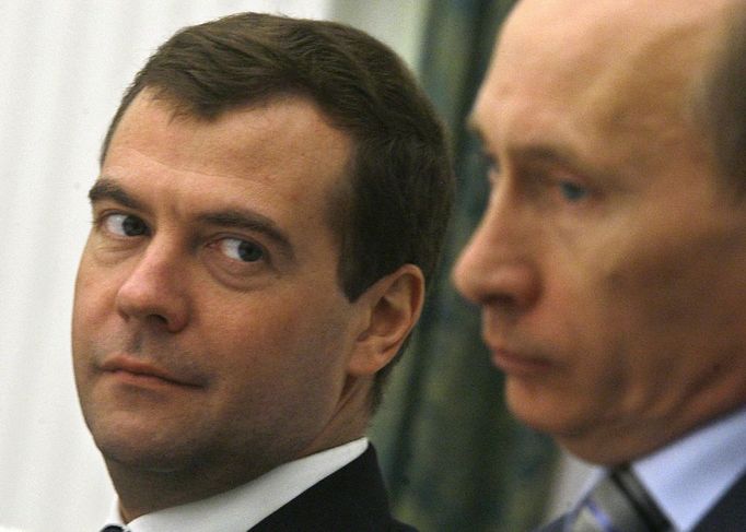 Dmitrij Medveděv a Vladimir Putin na poslední schůzce v Kremlu před nedělními prezidentskými volbami