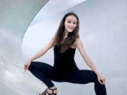 Andrea Kramešová. První sólistka Národního baletu. Zároveň studuje taneční vědu na AMU. K přemýšlení o druhé kariéře ji dovedl úraz - zlomená noha. V budoucnu by se ráda