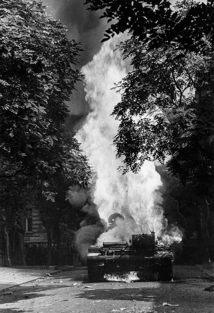 Snímek fotografa Karla Bucháčka, který pořídil v Praze během srpnové invaze vojsk Varšavské smlouvy do Československa v roce 1968.