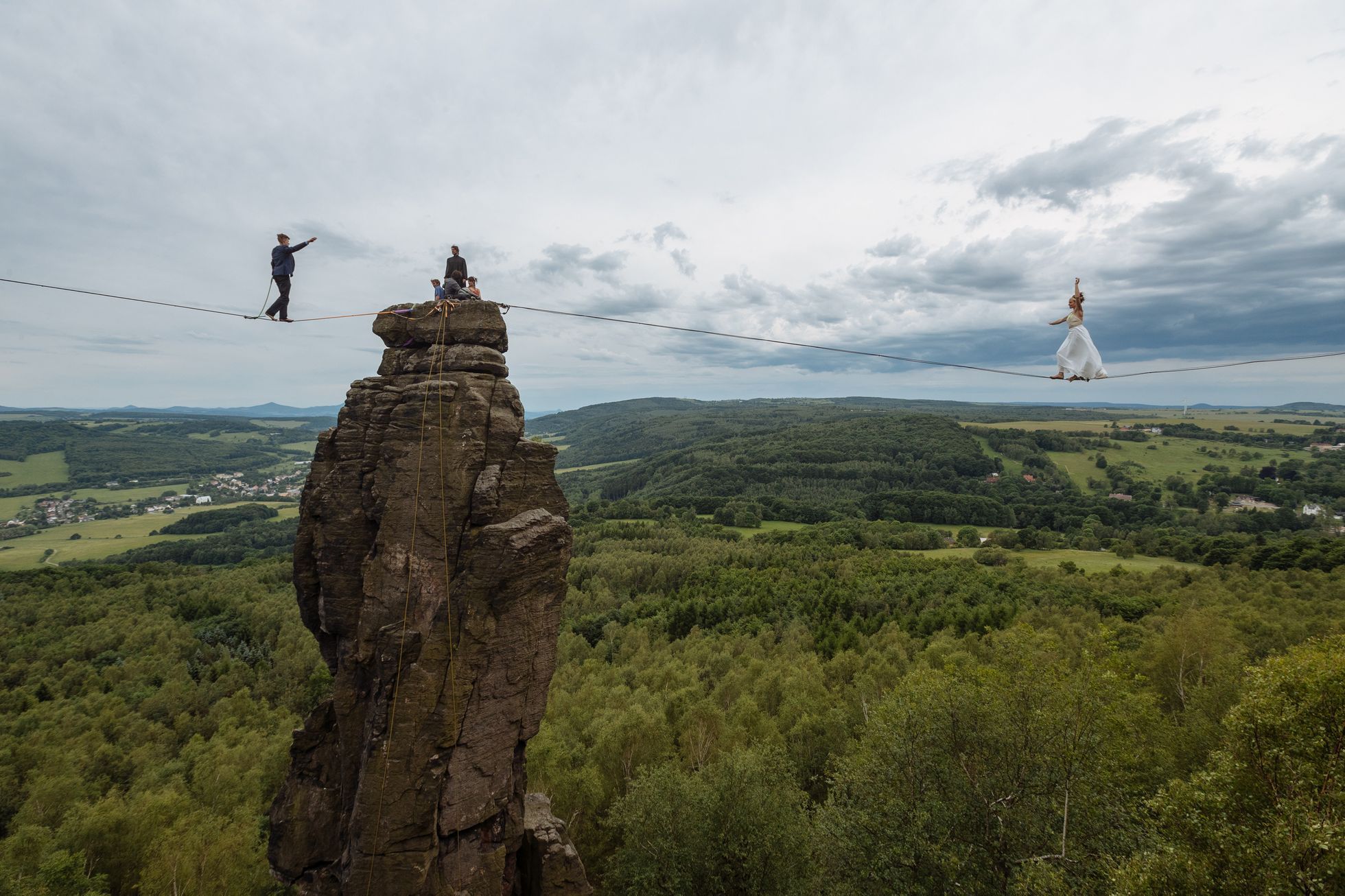 "Ženich a nevěsta museli každý z jedné strany po popruhu dojít na místo obřadu. Já bych si zatím do něčeho podobného netroufl," říká Bíba, který se sám věnuje lezení.
