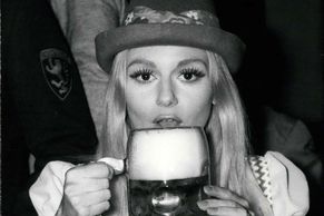 Je tu Oktoberfest: Pivo za tři sta padesát a razie na šmíráky, co fotí ženy pod sukní