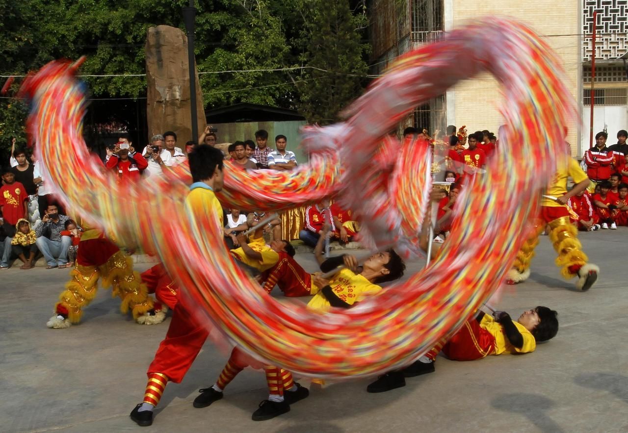 Čínský Nový rok - přípravy - čínští Kambodžané - dračí tanec
