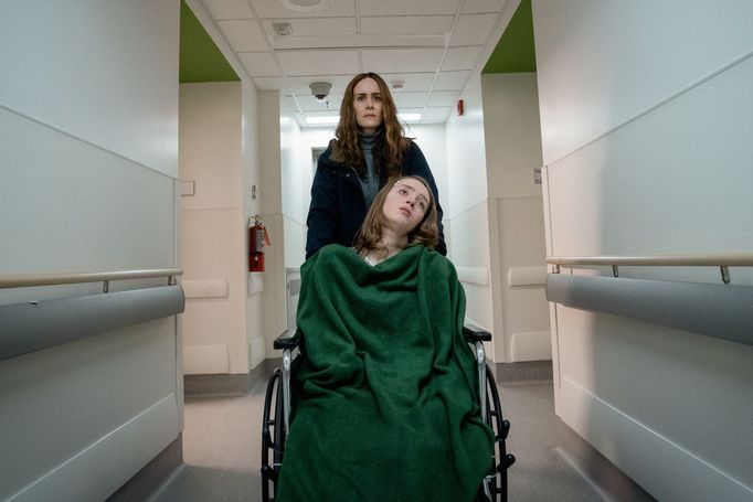 Sarah Paulsonová jako Diane a Kiera Allenová v roli Chloe.