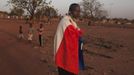 Yacouba Konate, 56, wears a French flag to show his support for the French military intervention in Mali in the Malian capital of Bamako January 13, 2013. France is determined to end Islamist domination of northern Mali, which many fear could act as a base for attacks on the West and for links with al Qaeda in Yemen, Somalia and North Africa. REUTERS/Joe Penney (MALI - Tags: SOCIETY CIVIL UNREST) Published: Led. 13, 2013, 10:15 odp.