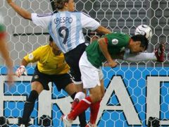 Mexičan Jared Borgetti (v zeleném) si právě v souboji s Hernanem Crespem z Argentiny dává vlastní gól.