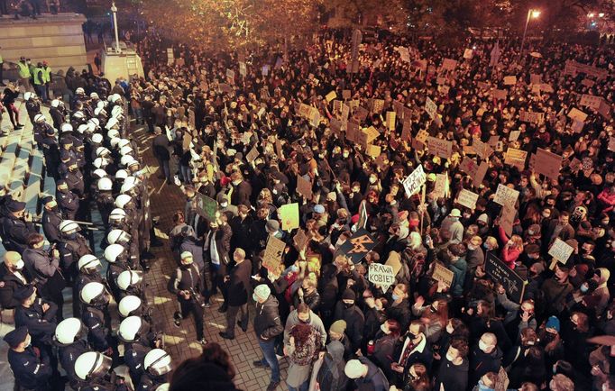 Demonstrace proti potratovému zákonu v Polsku probíhají od pátku každý večer.