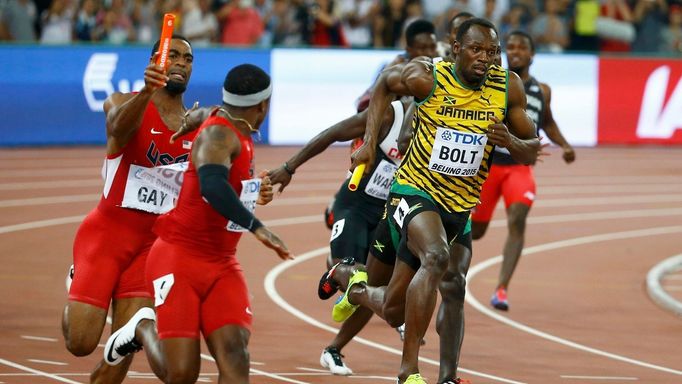 MS v atletice 4x100 m: Tyson Gay špatně předává Miku Rodgersovi, vpravo běží Usain Bolt