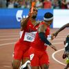 MS v atletice 4x100 m: Tyson Gay špatně předává Miku Rodgersovi, vpravo běží Usain Bolt