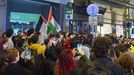 Propalestinští protestující zablokovali na Národní třídě dopravu. Nemohla projet auta ani hromadná doprava včetně tramvají.
