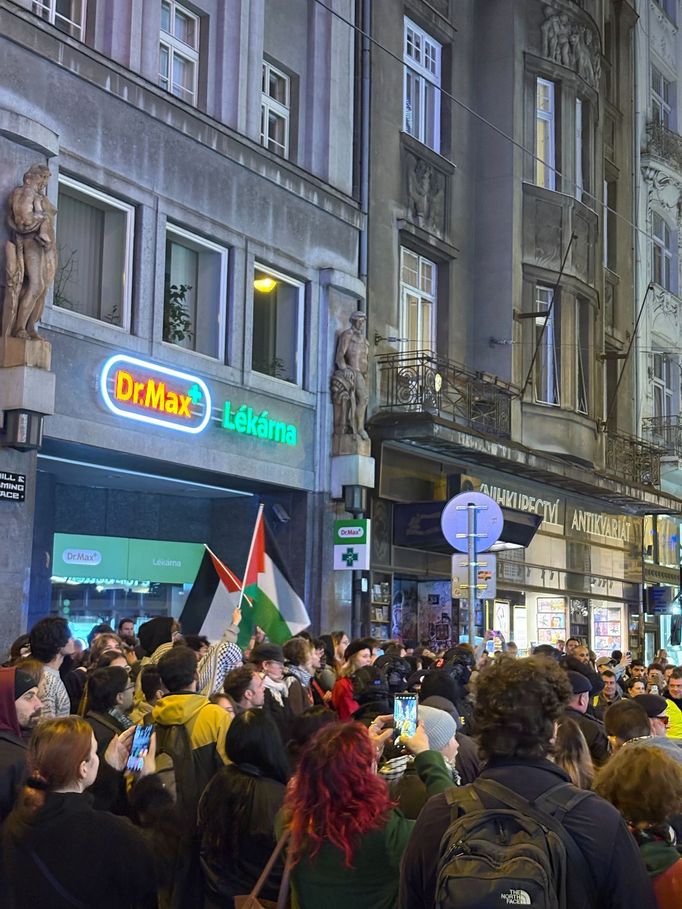 Propalestinští protestující zablokovali na Národní třídě dopravu. Nemohla projet auta ani hromadná doprava včetně tramvají.
