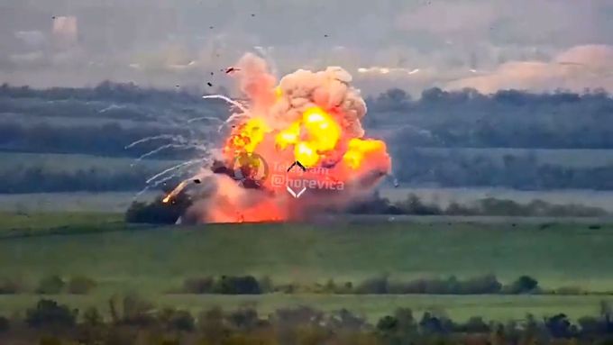 Ukrajinci měli výstřelem z americké houfnice M777 roztrhat ruský tank na kusy.