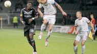 A tak se hrálo dál. Bafetimbi Gomis představoval neustálou hrozbu pro obranu Sparty. V tomto souboji měl navrch Jiří Jarošík.