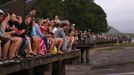 Tourists look at a cloudy sky as a full solar eclipse begins in the northern Australian city of Cairns November 14, 2012. REUTERS/Tim Wimborne (AUSTRALIA - Tags: SOCIETY ENVIRONMENT) Published: Lis. 13, 2012, 9:33 odp.