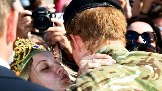 FOTO Princ Harry se loučil s Austrálií polibkem od fanynky