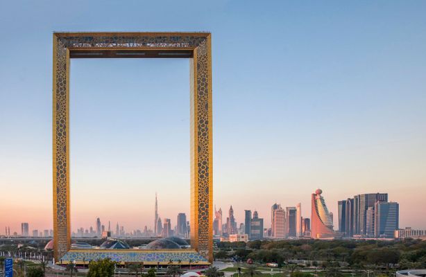Jednou z nových atrakcí je Dubai Frame, který pomyslně rozděluje starou a novou část Dubaje. Výtah vás vyveze nahoru, odkud máte nádherný výhled na obě strany města.
