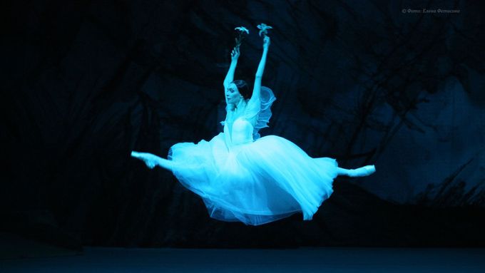 Olga Smirnovová jako Giselle v inscenaci stejnojmenného romantického baletu, kterou uvedl Bolšoj těatr.
