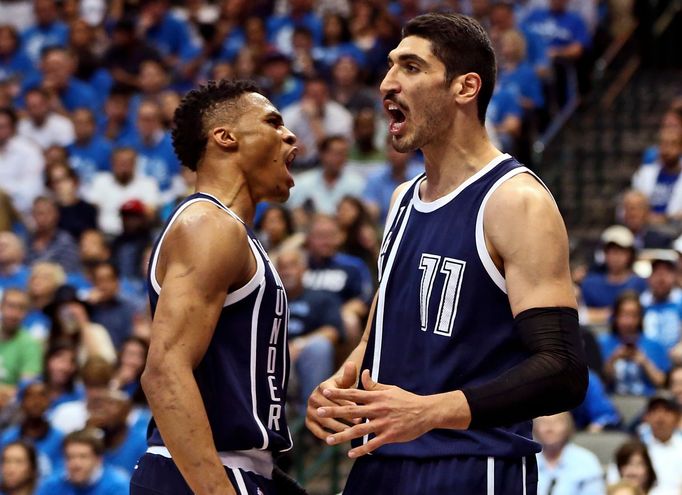 Hráči Oklahomy Russell Westbrook a Enes Kanter