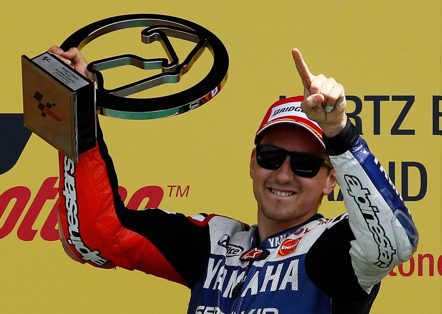 Španělský jezdec Yamahy v MotoGP Jorge Lorenzo se raduje z vítězství ve Velké ceně Velké Británie
