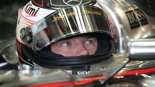 Kimi Räikkönen sedí v kokpitu svého McLarenu v boxech během kvalifikace na GP Evropy.