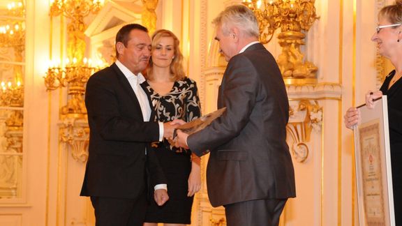 Ocenění Excelentní firma pro Kaufland si z rukou předsedy senátu Milana Štěcha přebírá Christian Karnath