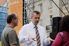Vše musí být "tip ťop", říká bývalý ministr obrany Jaroslav Tvrdík. Tentokrát v roli volebního manažera a moderátora večera