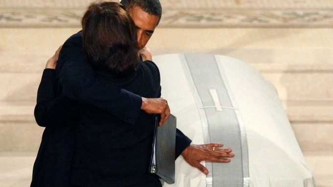 Barack Obama vyjadřuje soustrast vdově po Edwardu Kennedym.