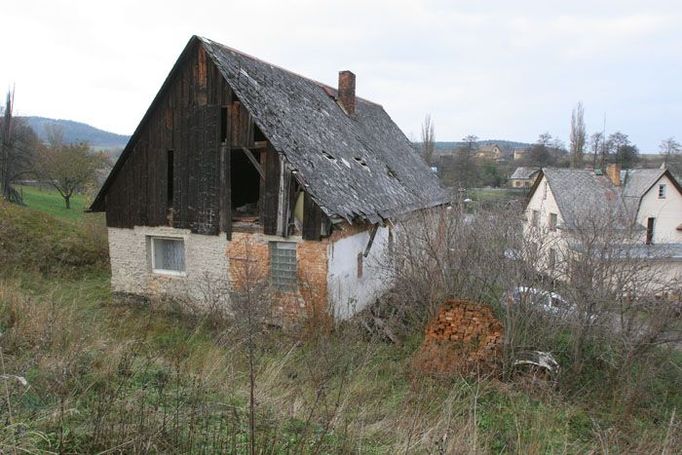 Nájemníci se do tohoto domu v Supíkovicích ani neodvážili nastěhovat. Podle místního starosty by jim spadl za čtrnáct dní na hlavu