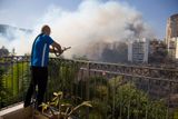 Z preventivních důvodů dokonce úřady v Haifě evakuovaly i univerzitu. Lidé hasí oheň různě – třeba i vlastními zahradními hadicemi.
