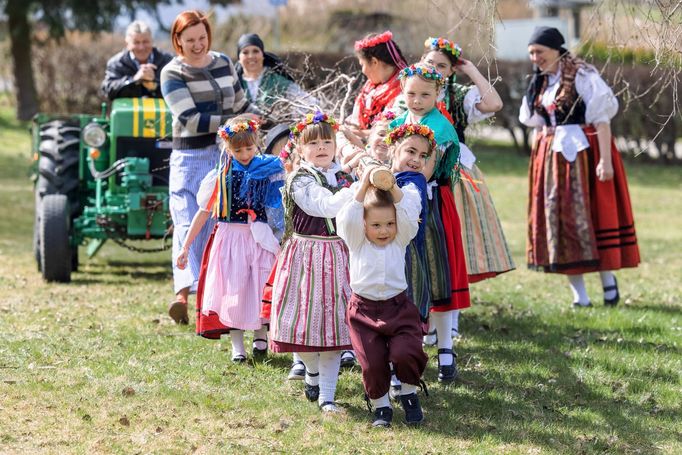 Petra Burianová při natáčení pořadu České televize Pečení na neděli. Jako moderátorka a spoluautorka pořadu se podílela na více jak třiceti dílech.