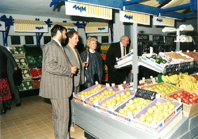 Sortiment supermarketu Mana na počátku 90. let.