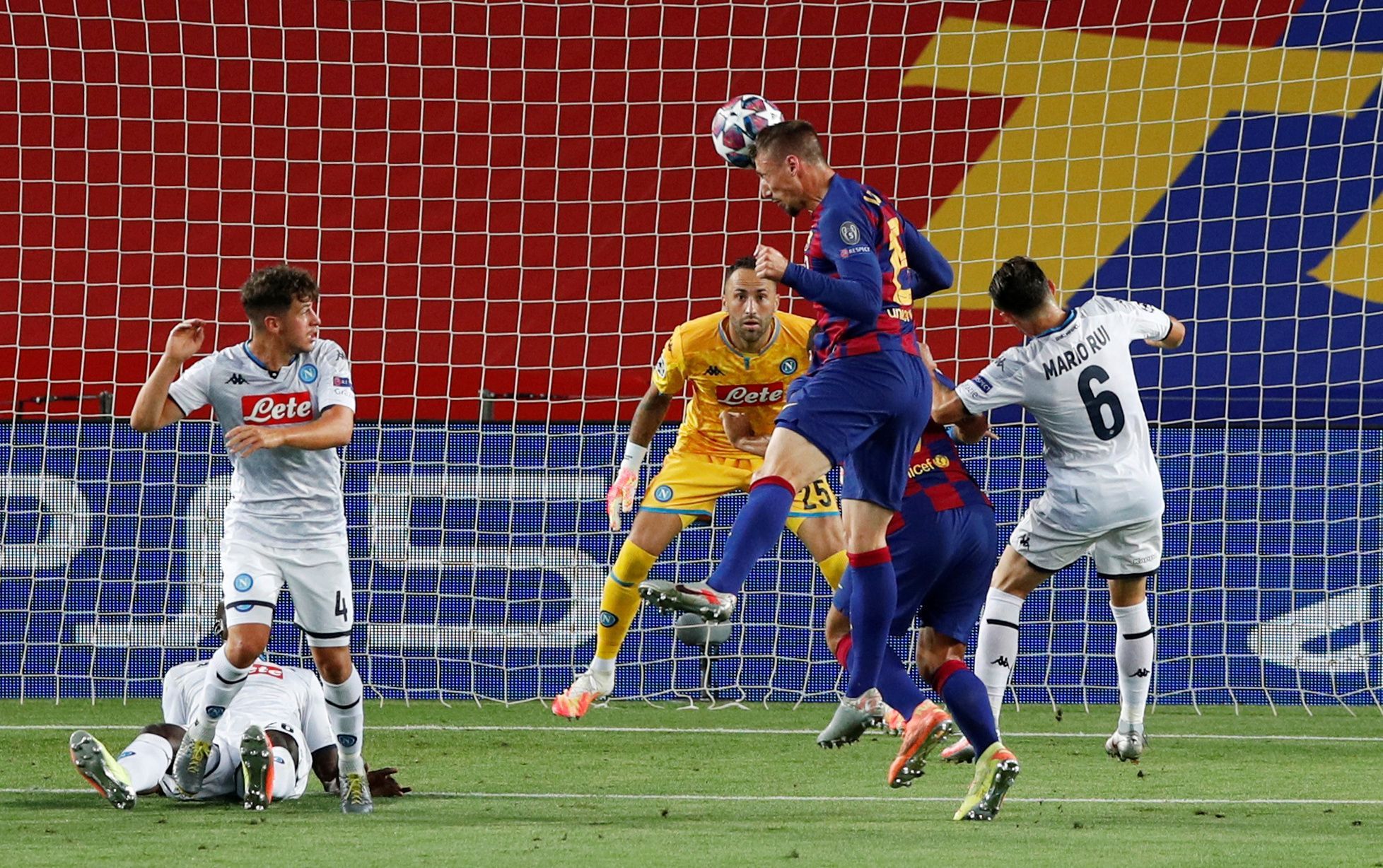 Clement Lenglet dává gól v odvetném osmifinále Ligy mistrů Barcelona - Neapol