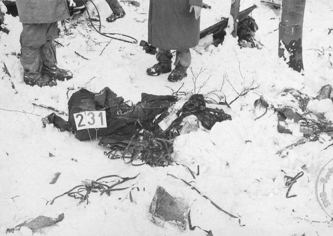 Na fotografii: Dokumentace nalezených osobních věcí pasažérů havarovaného letadla, které se našly na místě letecké nehody.